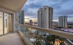Stunning Four Bedroom Fully Professionally Remodeled Apartment